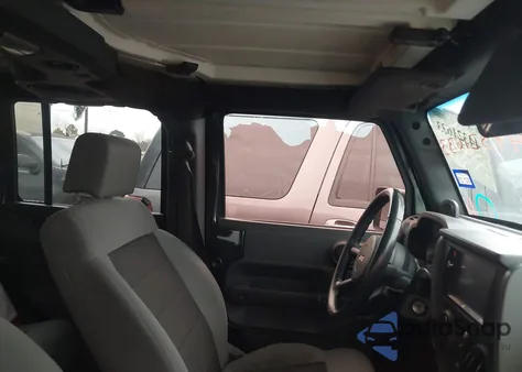 2010 Jeep Wrangler Unlimited Sport z USA, uszkodzony, nr VIN 1J4HA3H15AL124726